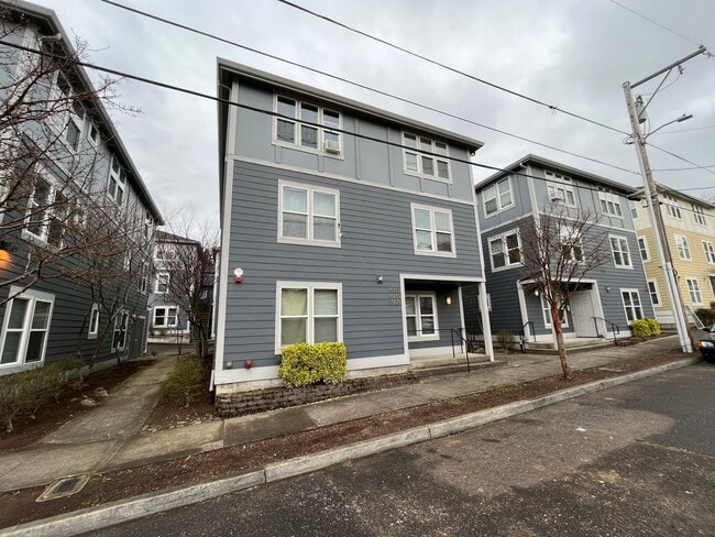 Building Photo - Incredible SE Hazelwood 2 Bedroom + 1 Bathroom Condo w/ included Garage and Washer & Dryer!!