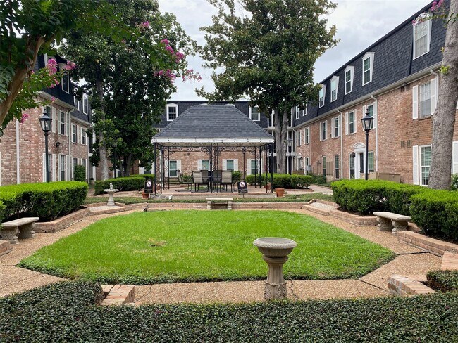 Building Photo - 351 N Post Oak Ln