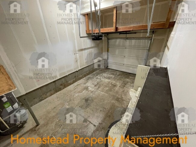 Building Photo - Welcome home! Outstanding Salem location!