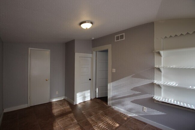 Building Photo - Tour Today! Charming 3 bedroom home in the Heart of Tyler!!