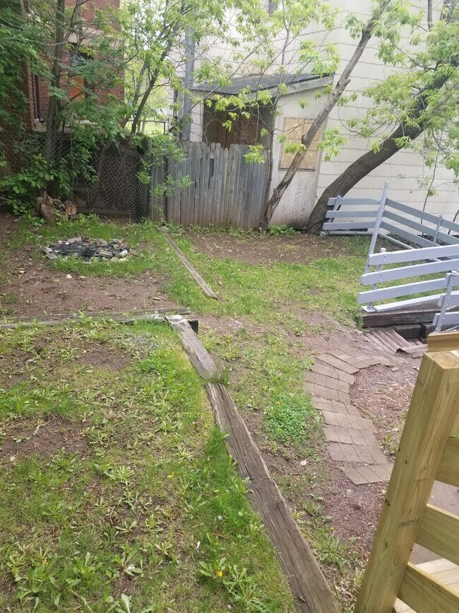 Building Photo - 226  1/2   E.  5TH STREET