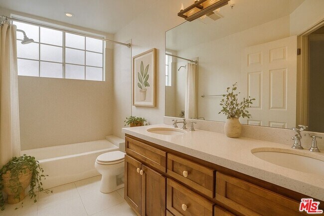 Building Photo - 852 N Poinsettia Pl