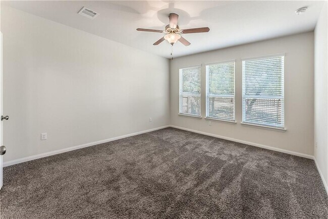 Building Photo - 141 Cres Heights Dr