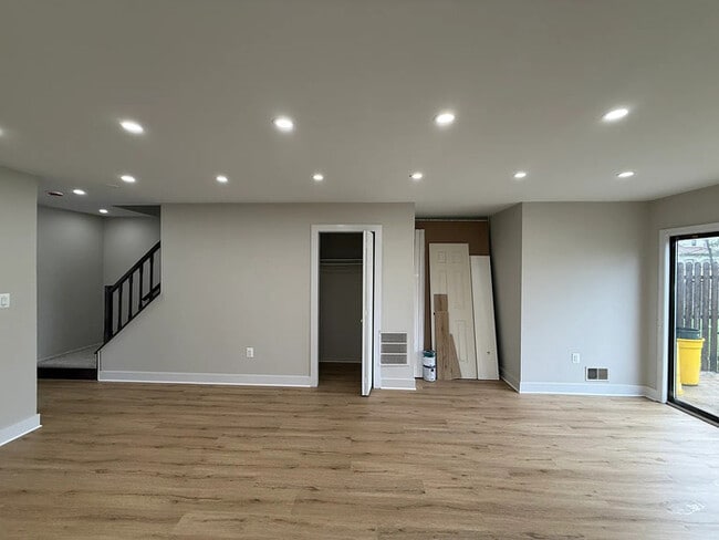 Building Photo - 11 Van Buren Pl