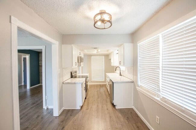 Building Photo - 1535 Rocky Point Dr