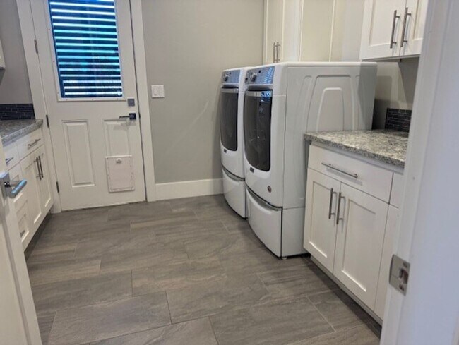 Building Photo - MOVE IN SPECIAL $1500 OFF FIRST MONTHS RENT / Beautiful home in the gated community of Tetherow