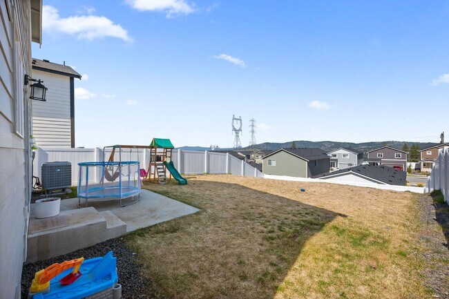 Building Photo - Beautiful 2022 Built Home With Views!