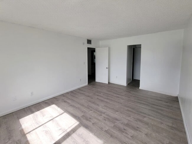 Building Photo - 14850 Naranja Lakes Blvd