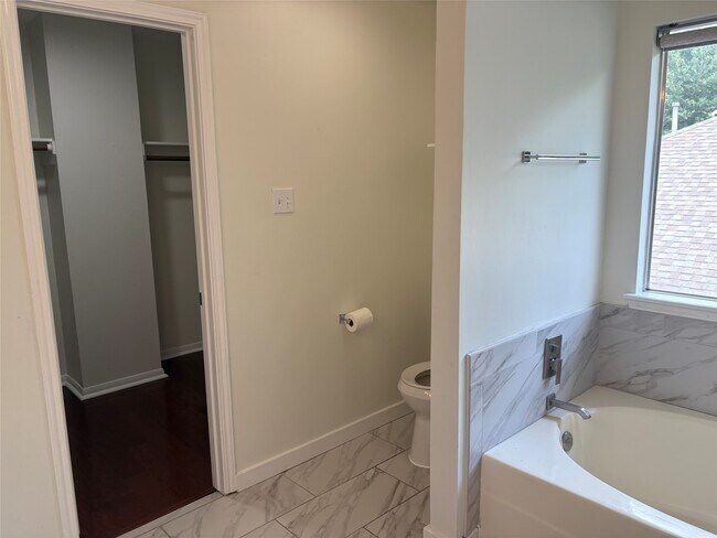 Building Photo - 18385 Ten Oaks Ct