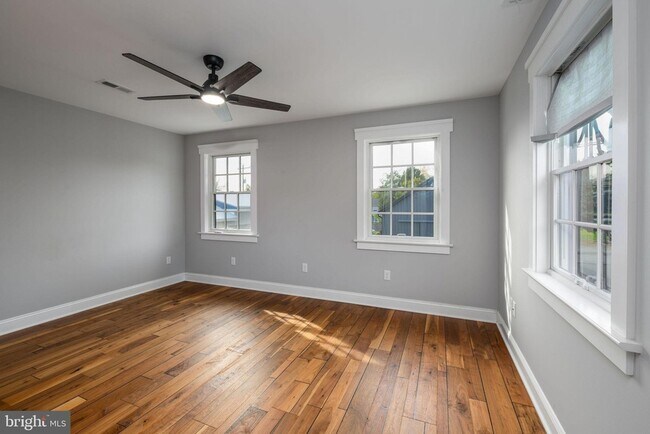 Building Photo - 608 Main St