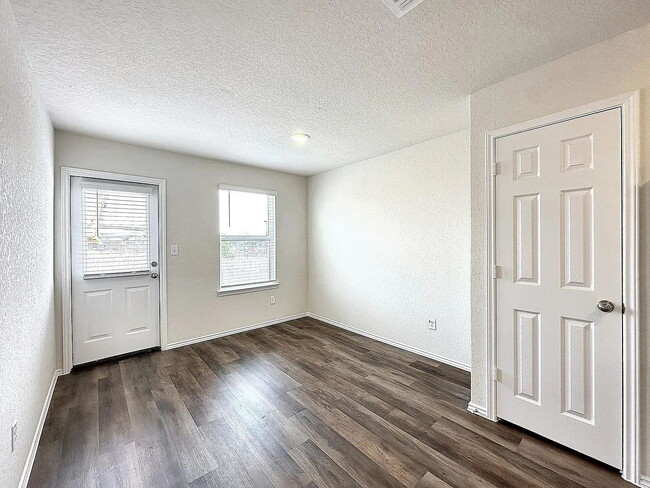 Building Photo - "Charming 3-Bed 2 bath Oasis in New Braunfels