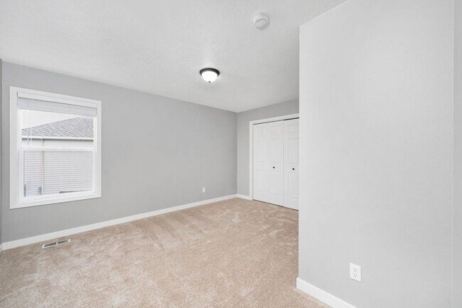 Building Photo - Stunning 4 bedroom, 2.5 bathroom home!! Must See!!
