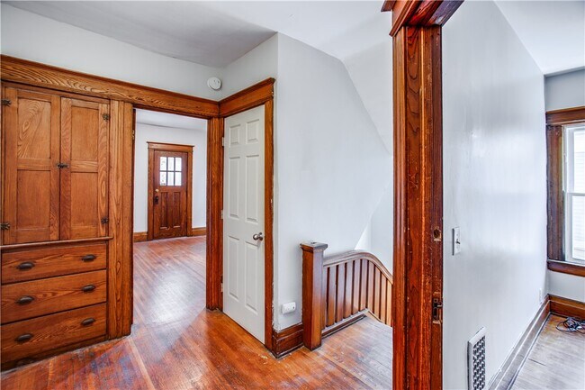 Building Photo - 105 Laburnam Crescent