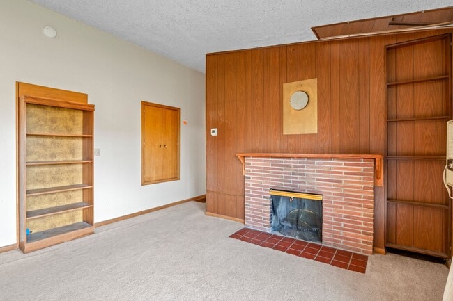 Building Photo - 4+ bed 2 bath available center of campus v...