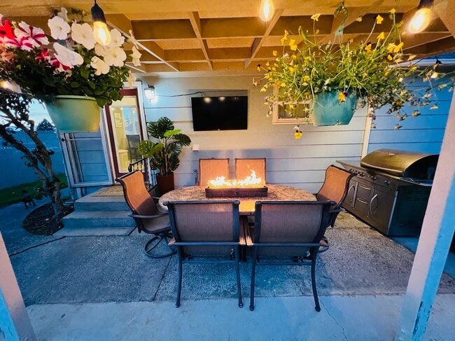 Building Photo - 2 Bed, 1 Bath Newly Renovated Rental