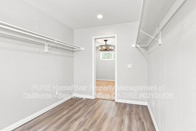 Building Photo - 2025 Ainsley Rd