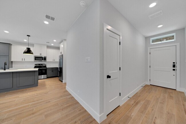 Building Photo - Beautiful Townhome!
