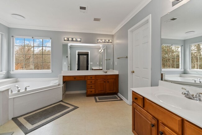 Building Photo - Beautiful Home just minutes from Mountain Island lake