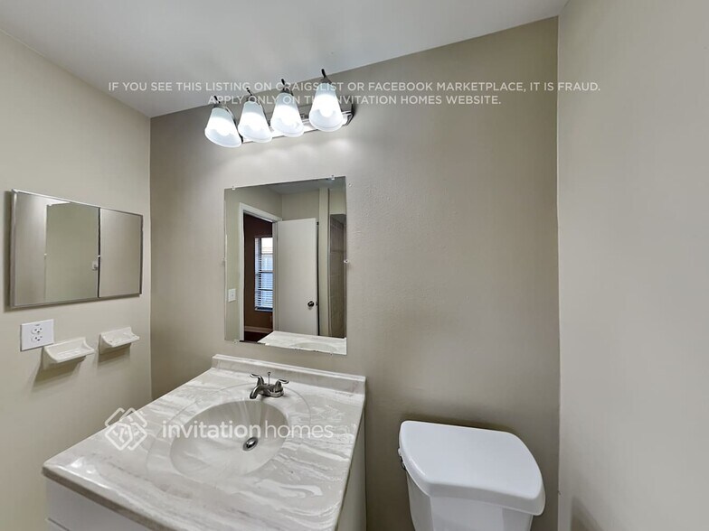 Building Photo - 11301 Hollyglen Dr