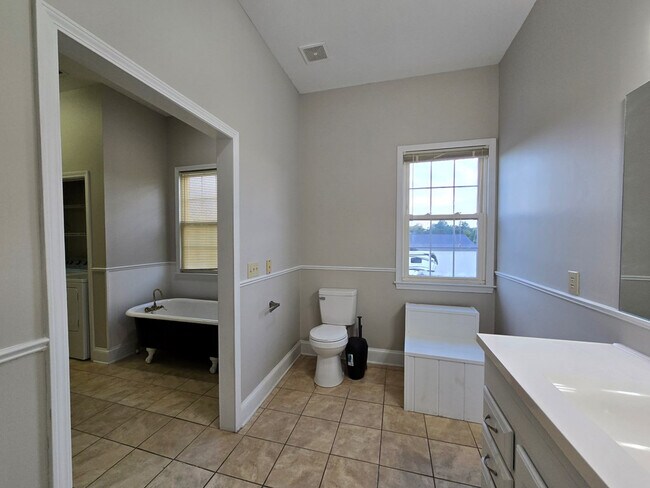 Building Photo - 900 Race Track Rd