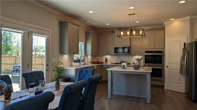 Building Photo - 6870 Rambling