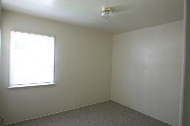 Building Photo - DEPOSIT PENDING 4 Bedroom 2 Bathroom House in Quiet Neighborhood