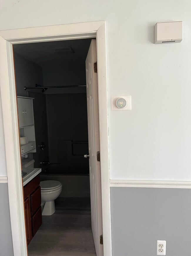 Building Photo - 731 Pleasant St