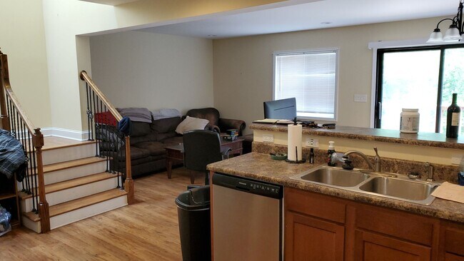 Building Photo - 4 bd, 3.5 ba Foxfire condo, just south of MU campus, w/d, 1 car garage, near Green Meadows and Pr...