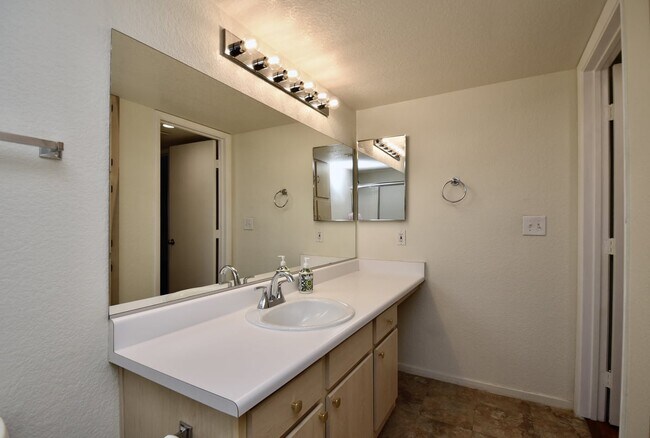 Building Photo - 2nd Level Specious One Bedroom Condo at Copper Sands!