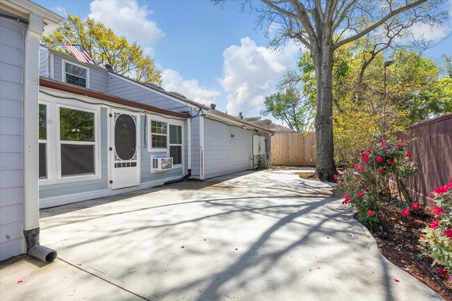 Building Photo - 3302 Chris Dr