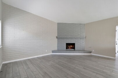 Building Photo - 2 bedroom, 1 bathroom single-story duplex
