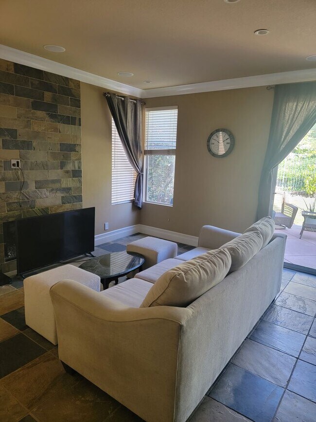 Building Photo - BEAUTIFUL MOUNTAIN VIEW 4BED/3BATH PLUS DE...