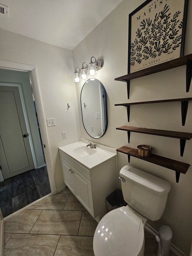 Building Photo - 3 Bedroom Corner Lot Close to Lejeune Blvd