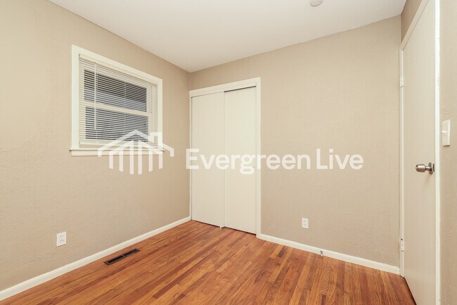 Building Photo - 5025 Ballard Dr