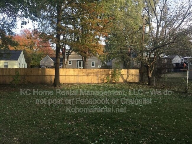 Building Photo - 8009 Summit St