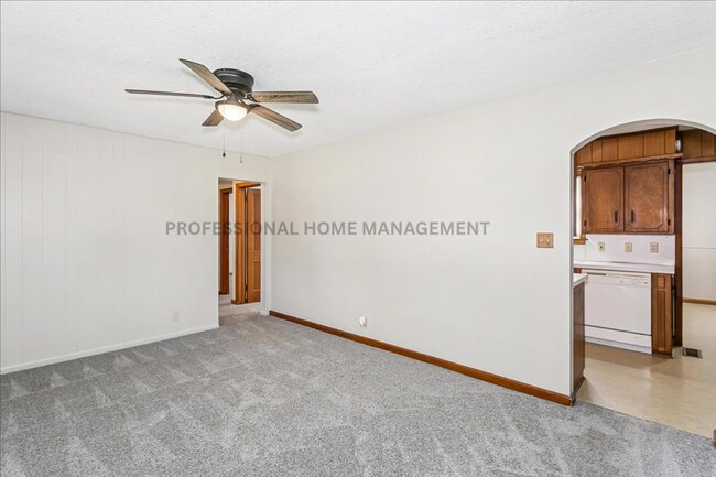 Building Photo - Charming 3 bedroom 1 bath home with 2 garages! Available For Rent To Own!