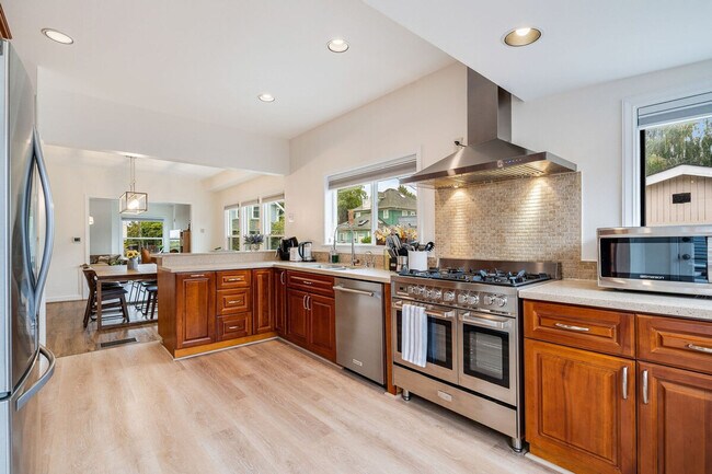 Building Photo - 2403 7th Ave W