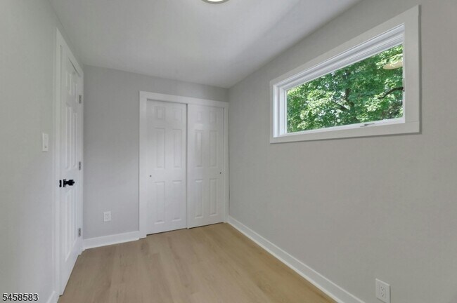 Building Photo - 405 Terhune Ave