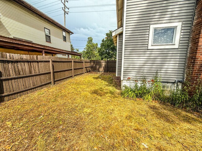 Building Photo - For Rent – Nicely Updated 3-Bedroom Home i...