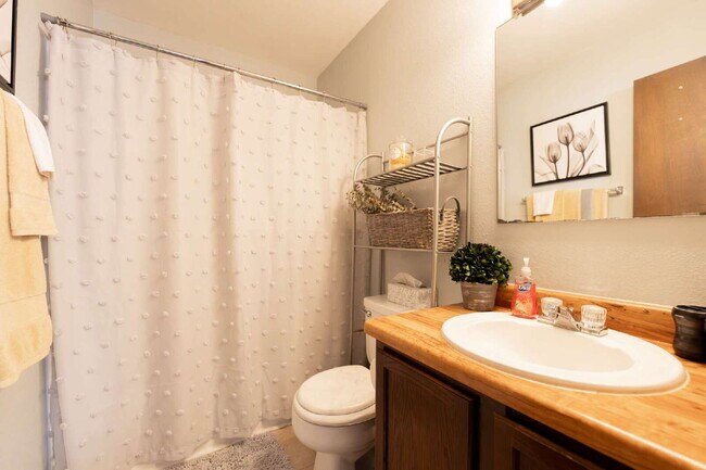 Building Photo - Feel Right at Home – Inviting Fully Furnis...
