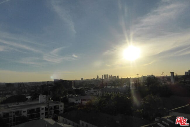 Building Photo - 1131 Alta Loma Rd