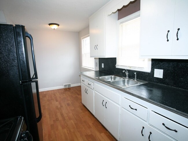 Building Photo - 4 Bedroom - 1.5 Bath Colonial available fo...
