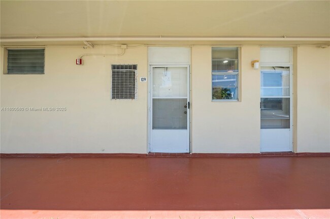 Building Photo - 2999 Point E Dr