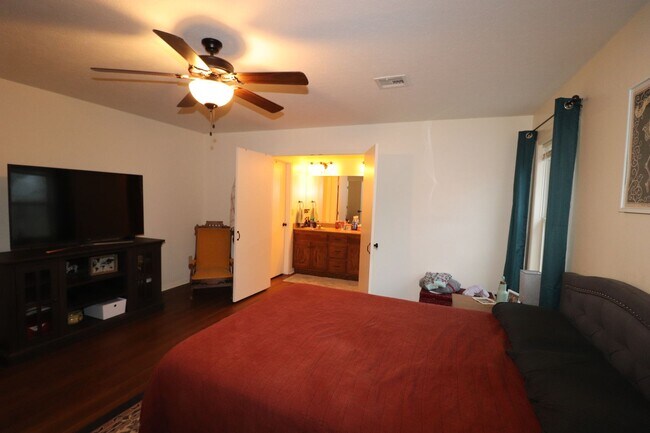 Building Photo - Spacious Home for Rent!