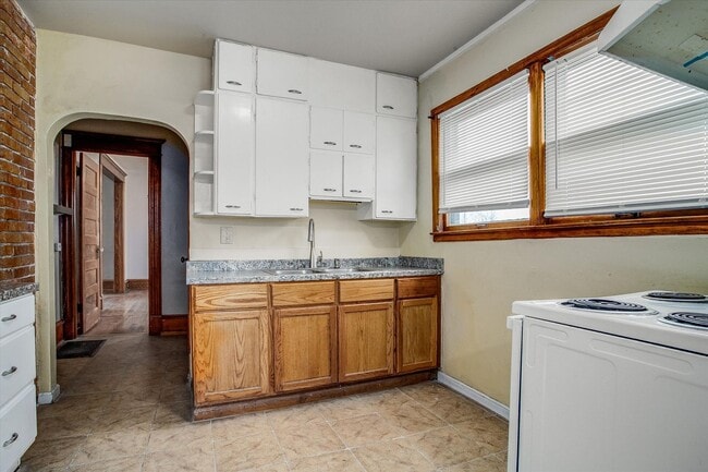 Building Photo - 908 E 31st St