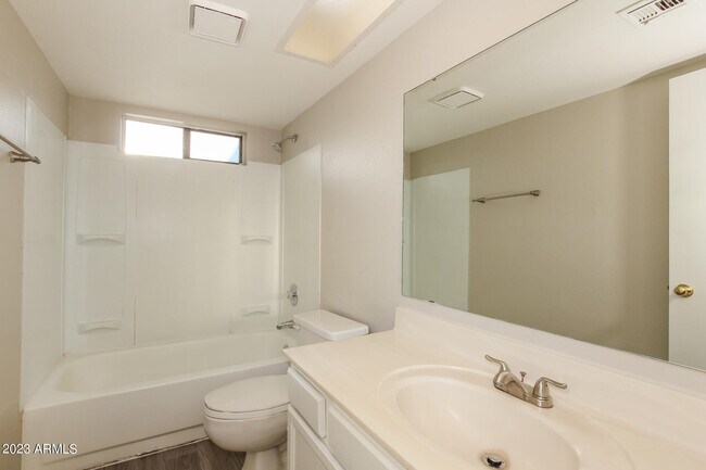 Building Photo - 3830 W Marconi Ave