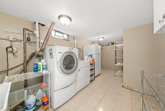 Building Photo - 7432 W Ainslie St