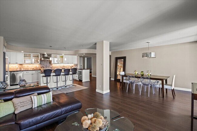 Building Photo - La Mer Condo