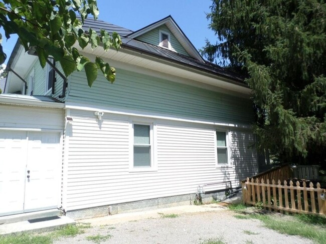 Building Photo - 1075 Cambria St NE