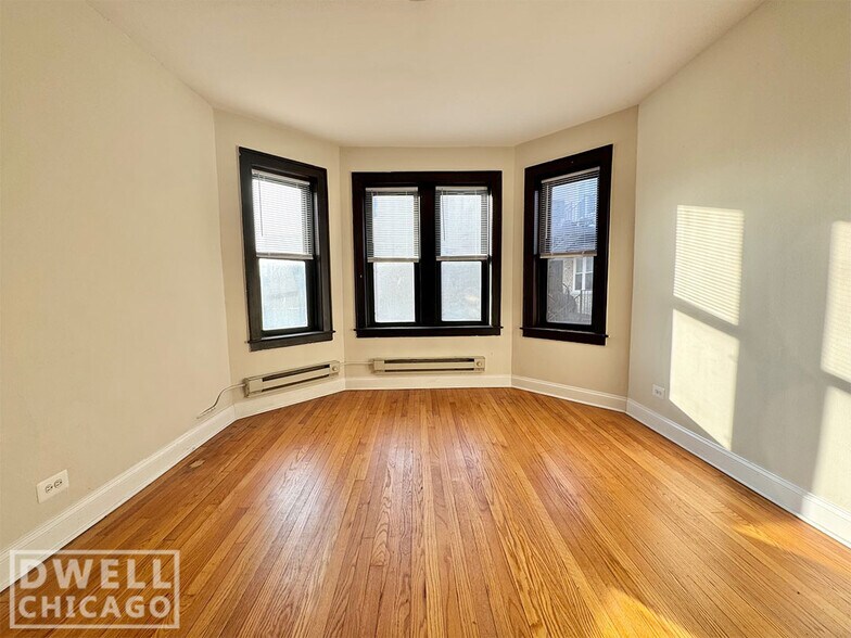 Building Photo - 3825 N Greenview Ave